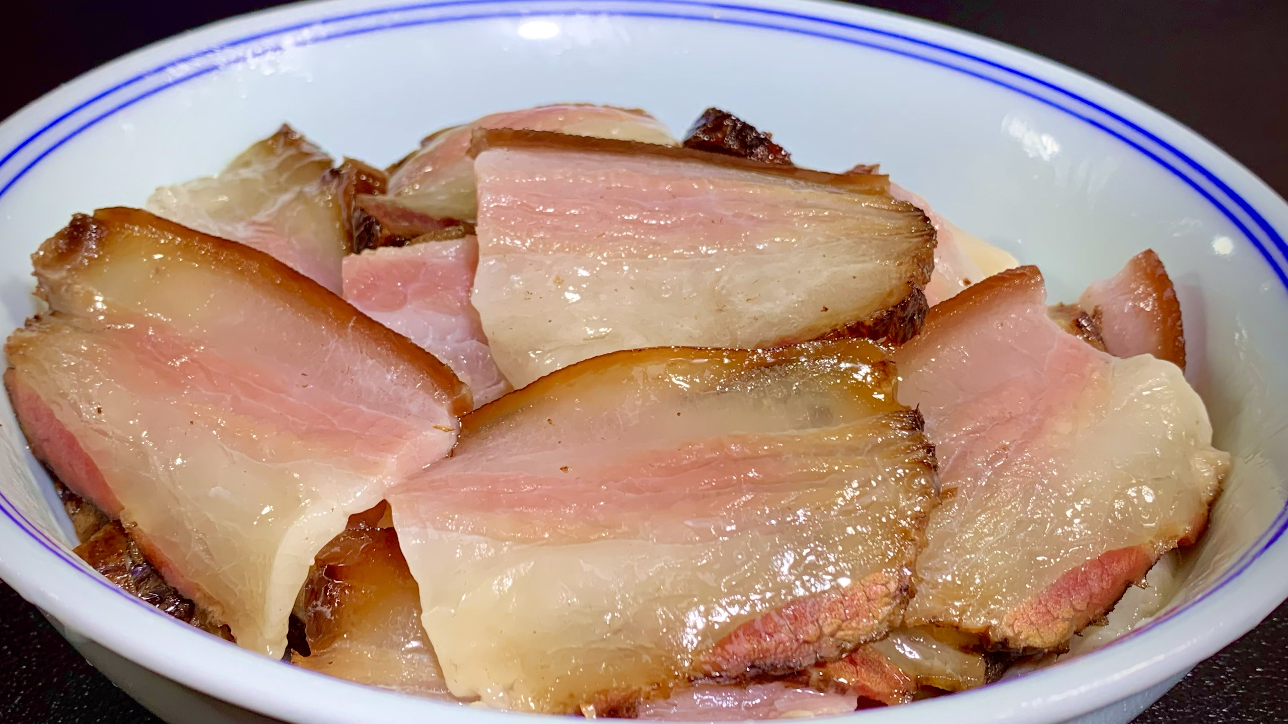 炒腊肉时,别直接下锅炒,教你一招,吃腊肉和豆腐一样,不硬不咸