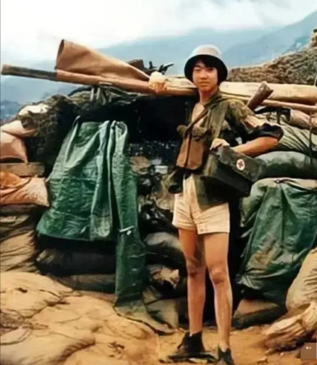 80年代,老山轮战期间,火线救援队一名女兵在前线的一张珍贵留影,她是