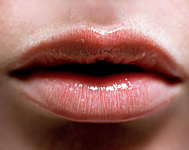 饭勺面相了解一下,口大容拳位至公侯,口垂两角衣食消缩