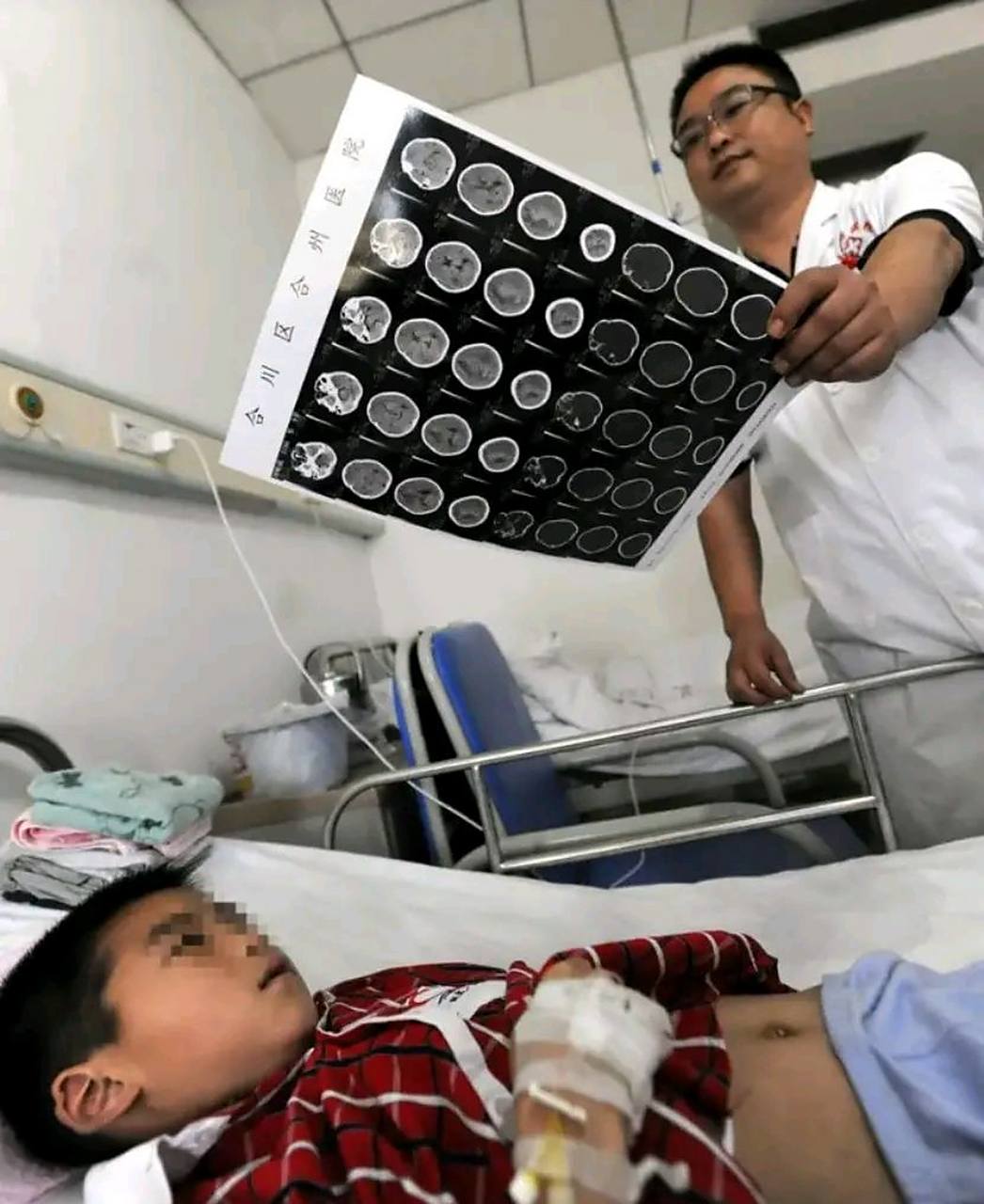 重庆一殡仪馆,送来一个9岁男孩遗体,李师傅正要将遗体送往冷库冷冻.