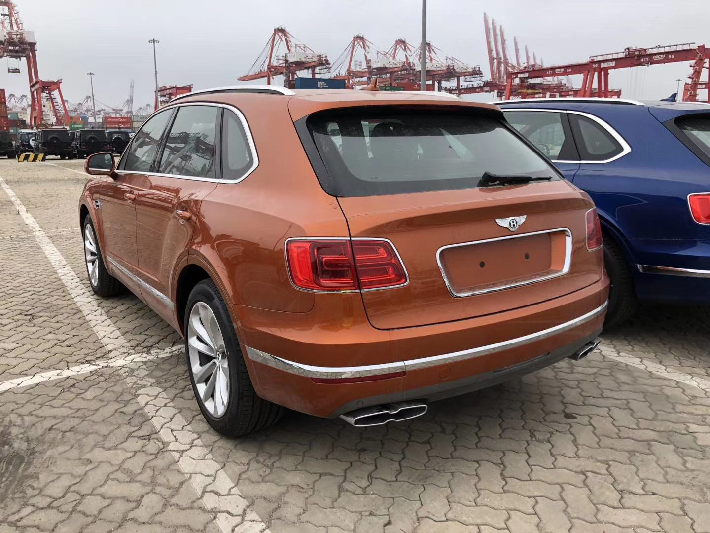 2020款宾利添越v8红色漂不漂亮