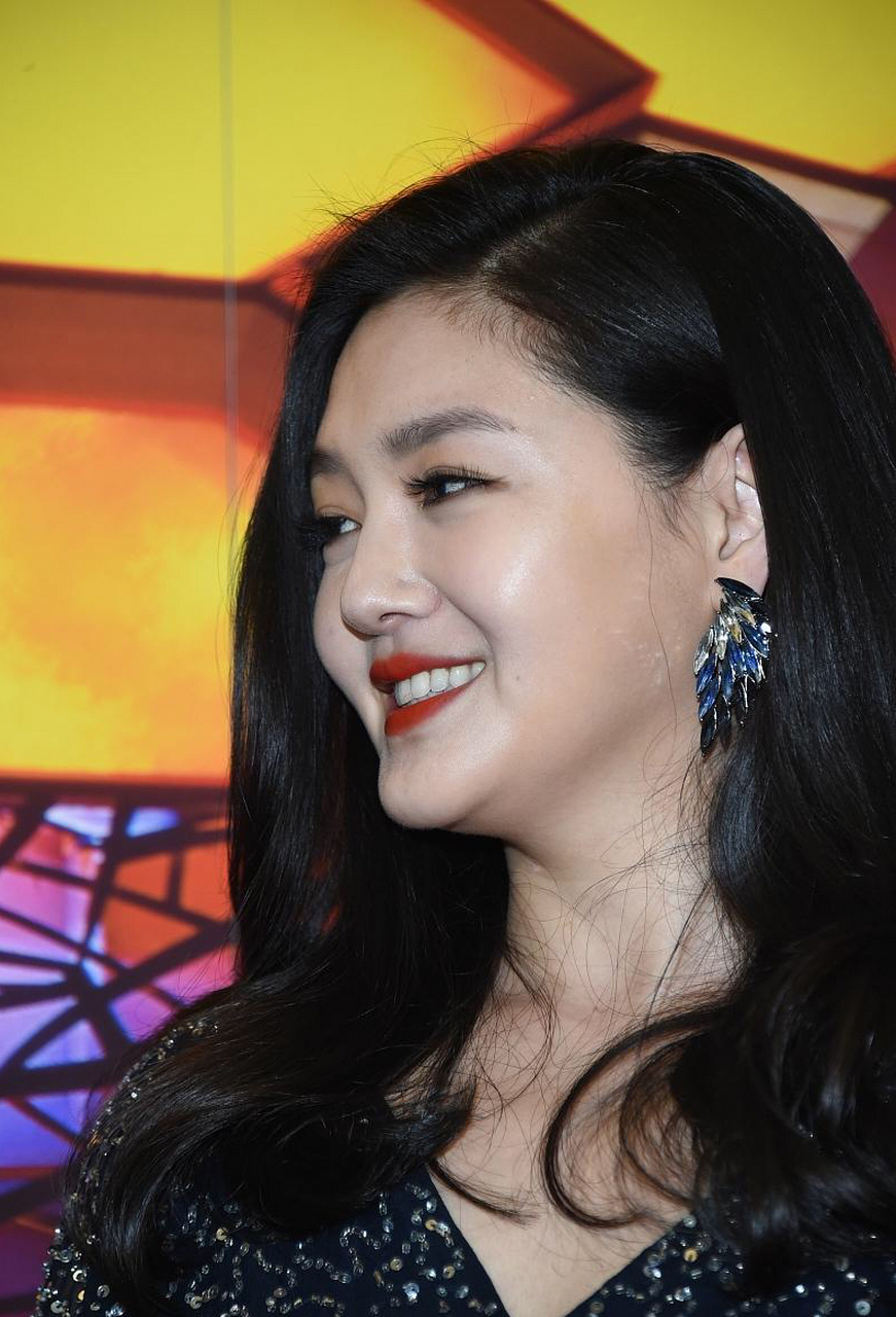 小菲在台湾,据说和大s和好了,现在不允许张兰在直播间提大s.