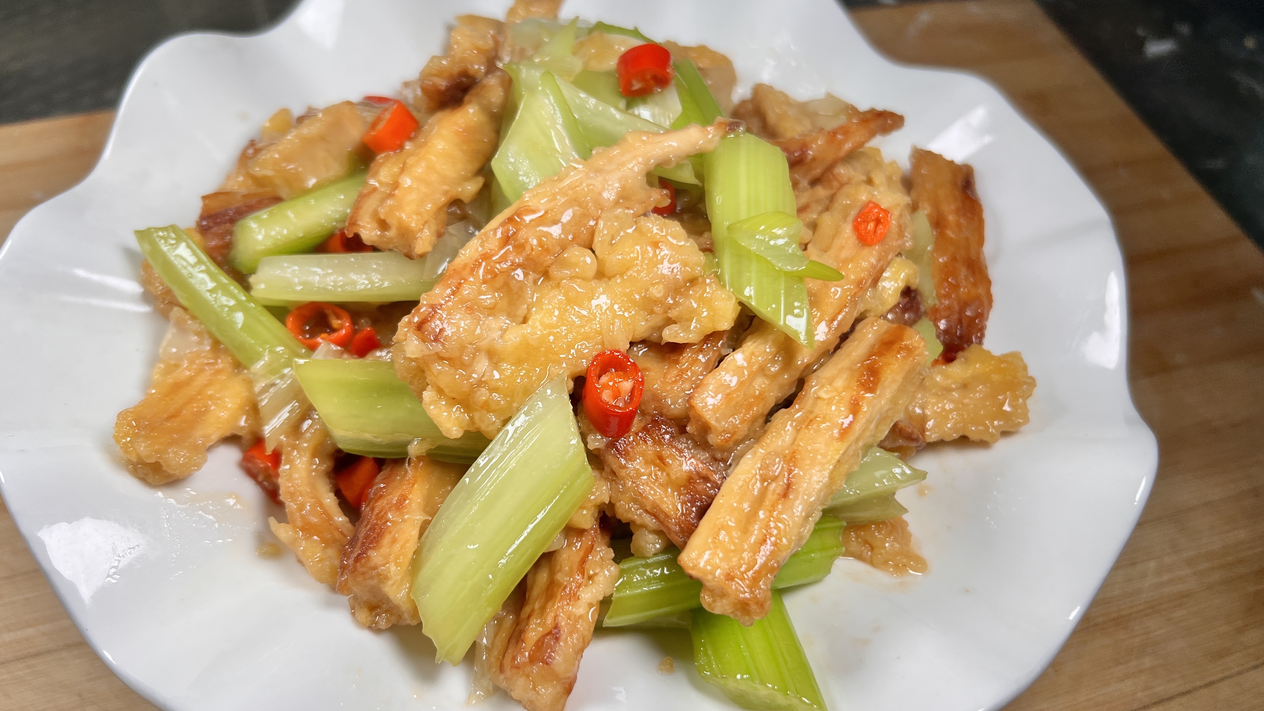 腐竹炒芹菜别直接下锅炒,多做这一步,腐竹香软入味好吃下饭