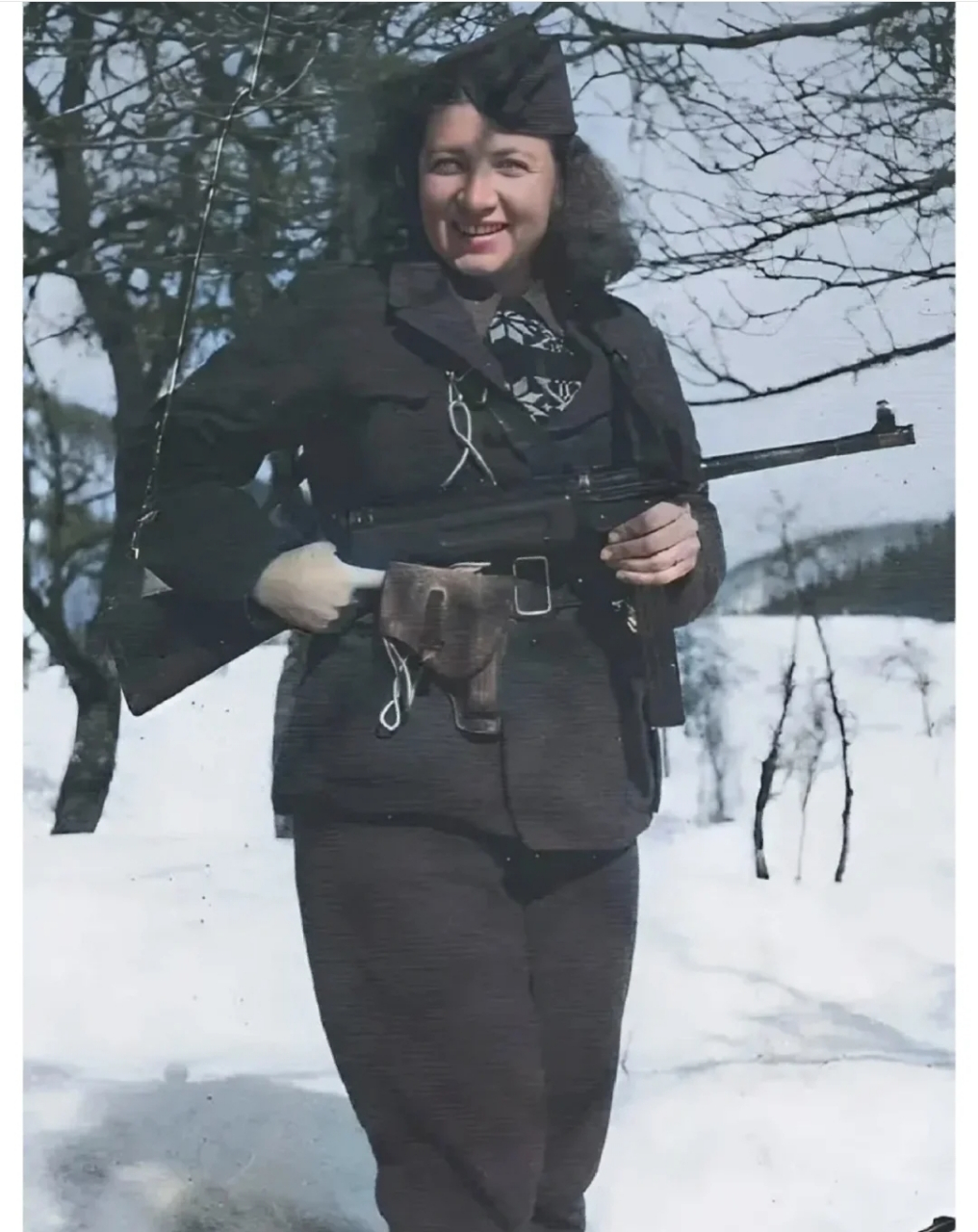 1941年,一名南斯拉夫的女游击队员,罕见的留影,因为南斯拉夫是一个不