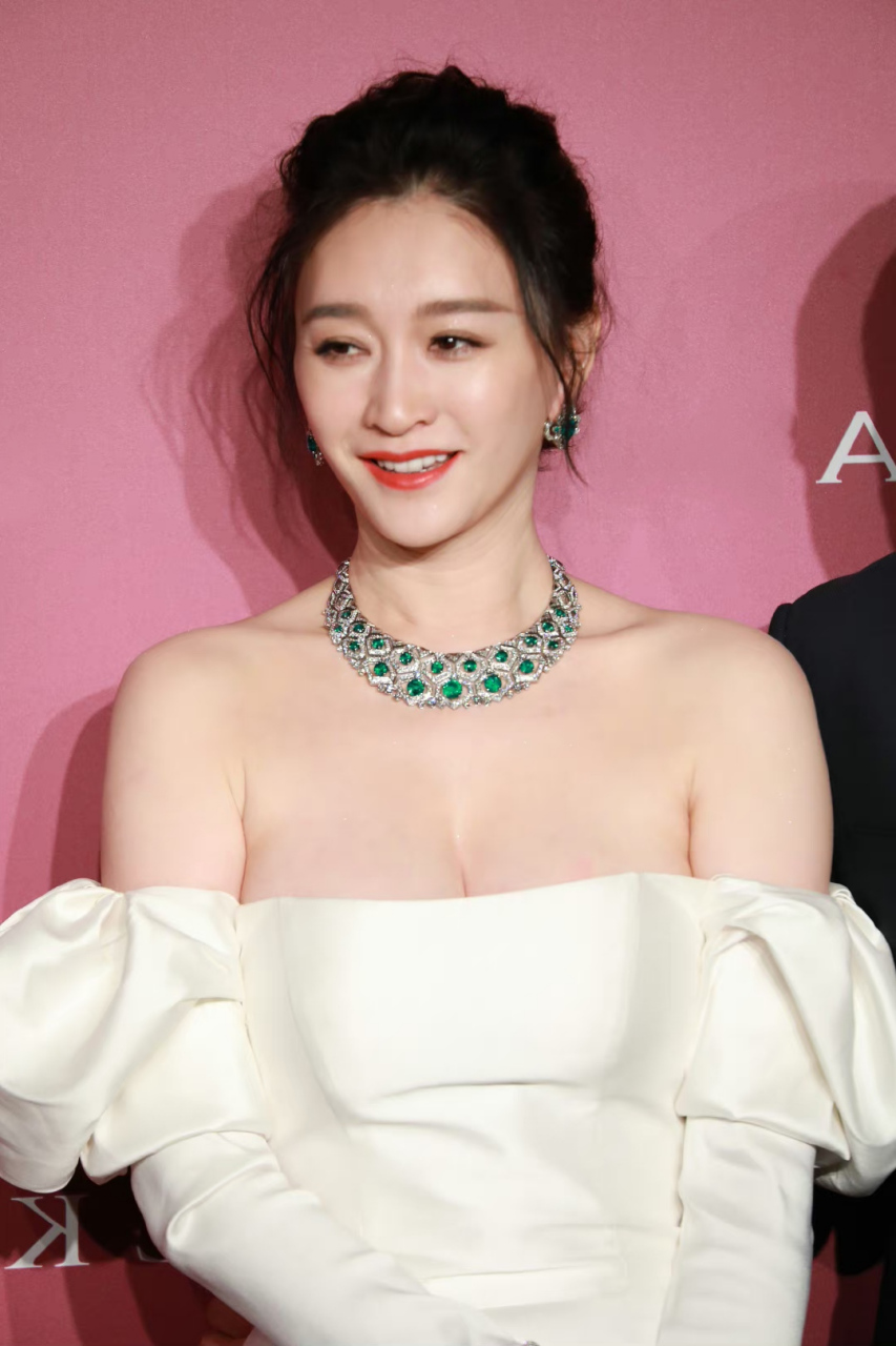 李小冉# 丰满傲人的曼妙身材,前凸后翘,性感火辣,妥妥的人间尤物