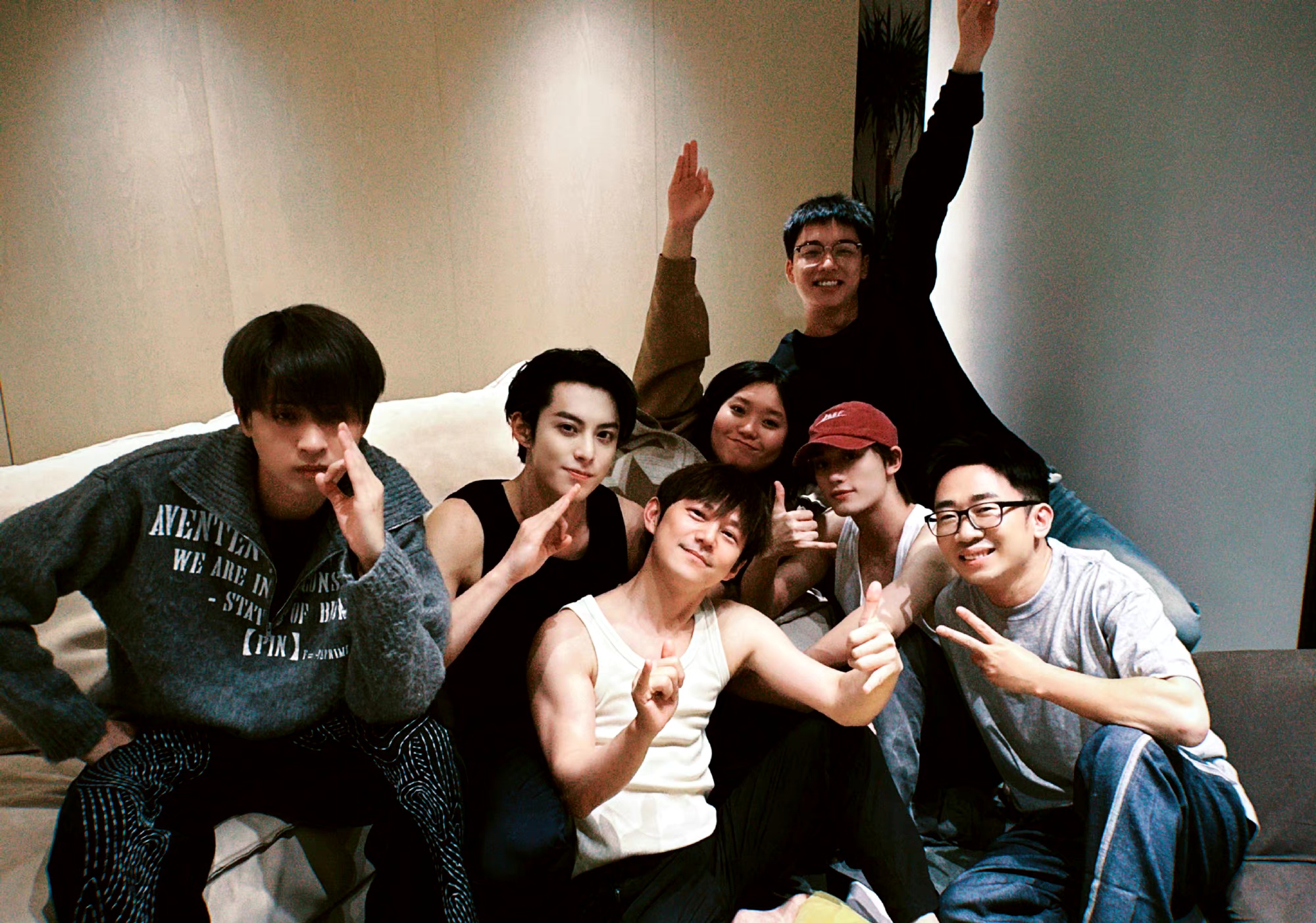 49岁的何炅肌肉线条超好看!看上去柔弱居然一掀开衣服都是腹肌