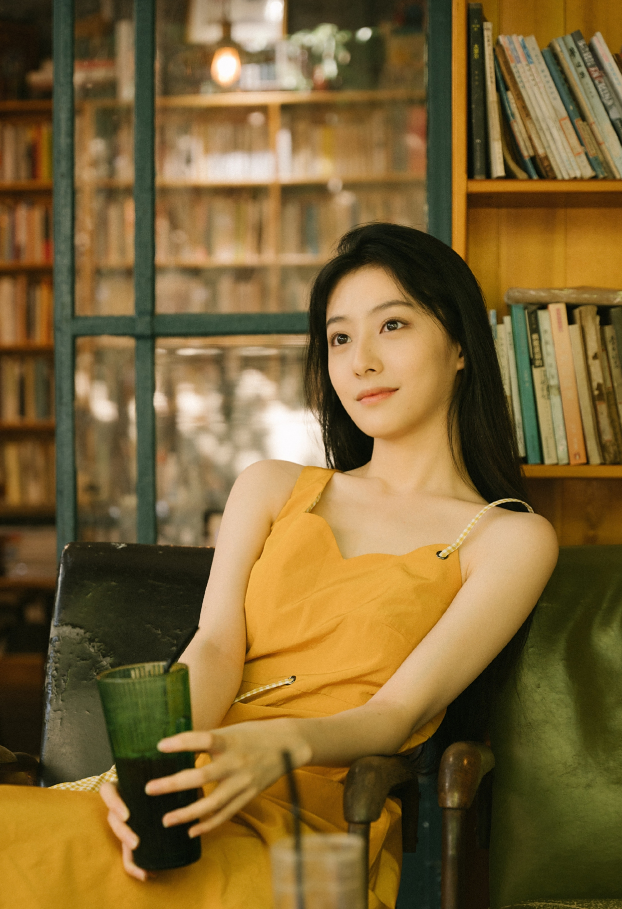 00后胡连馨气质真好,两组造型完美演绎迪奥,优雅摩登如时代女郎