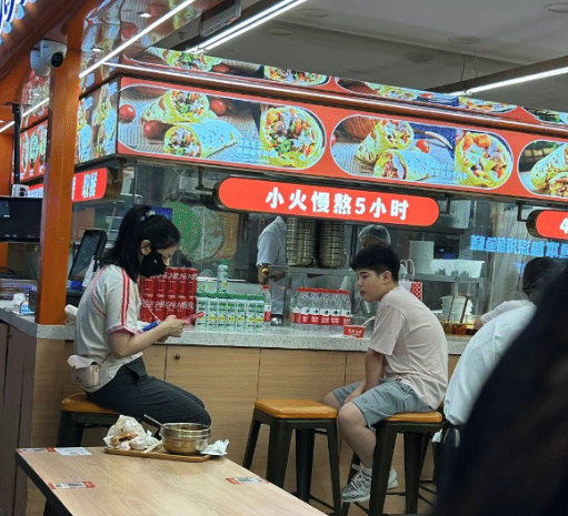沙溢携妻女现身合生汇,网友偶遇偷拍,意外透露明星隐藏恋情!