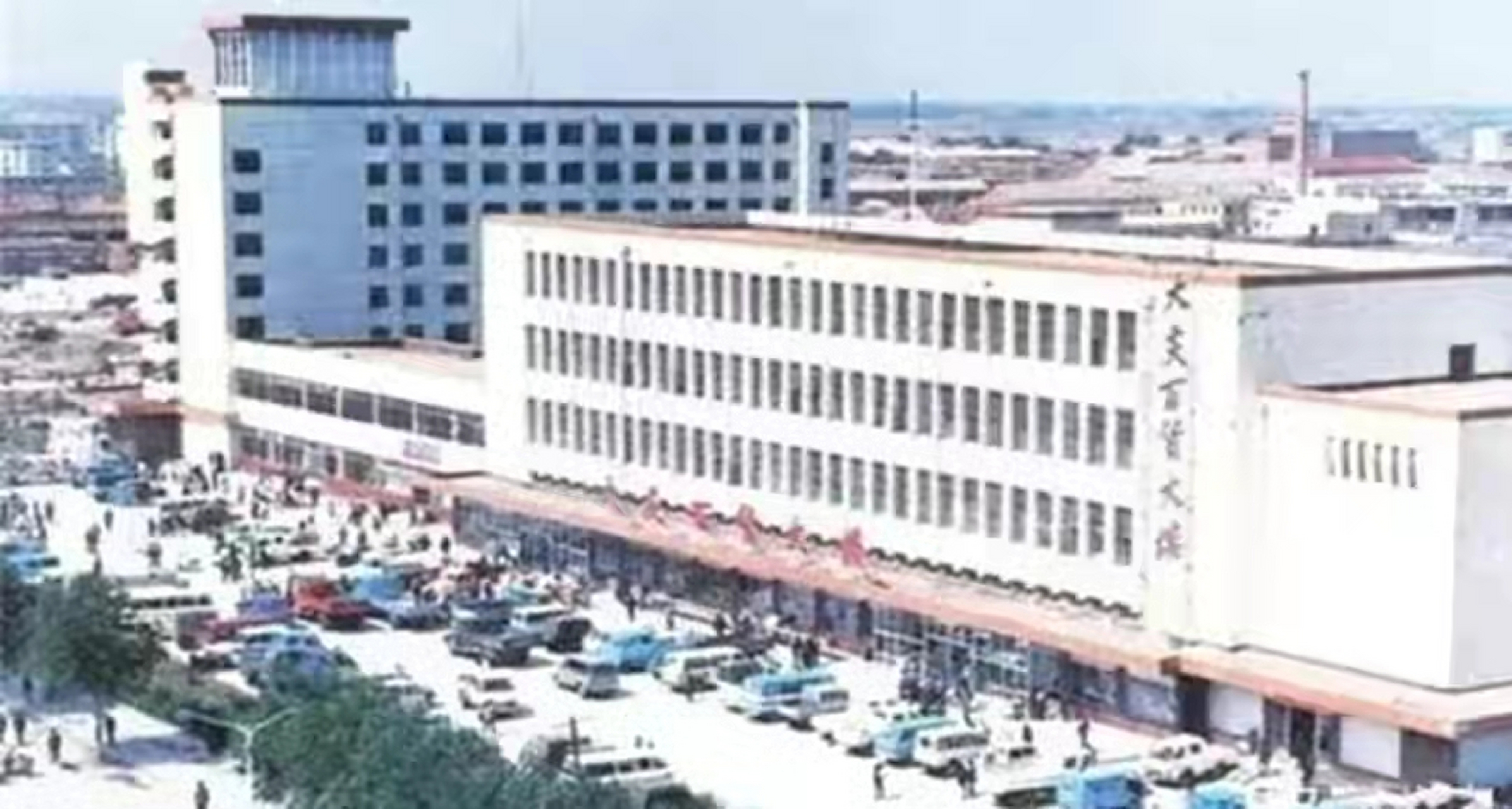1983年,刚建成的大庆市百货大楼,它是当时大庆市最高档的商场之一