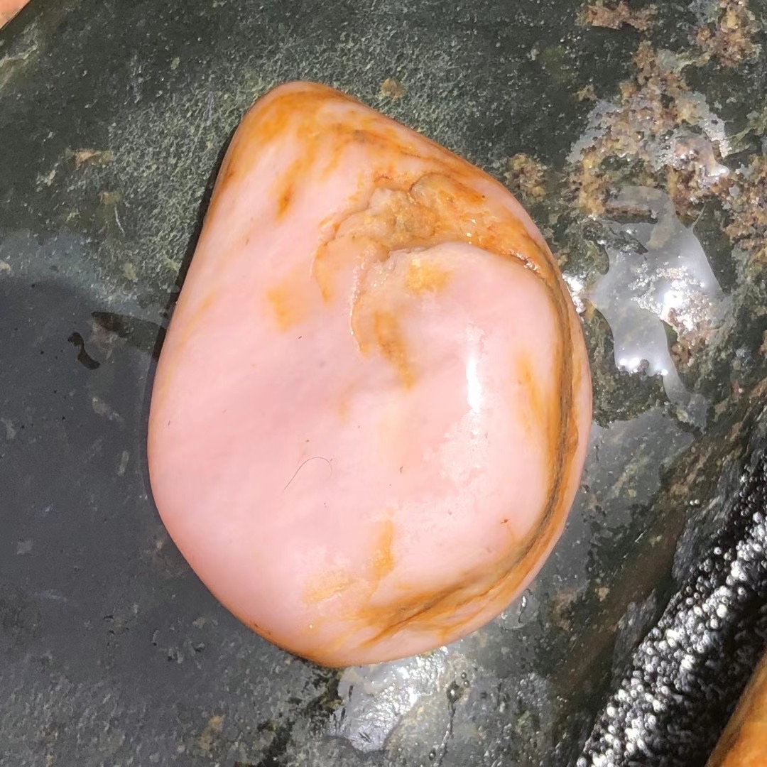 新疆和田玉桃花玉籽料原石克价过千啦