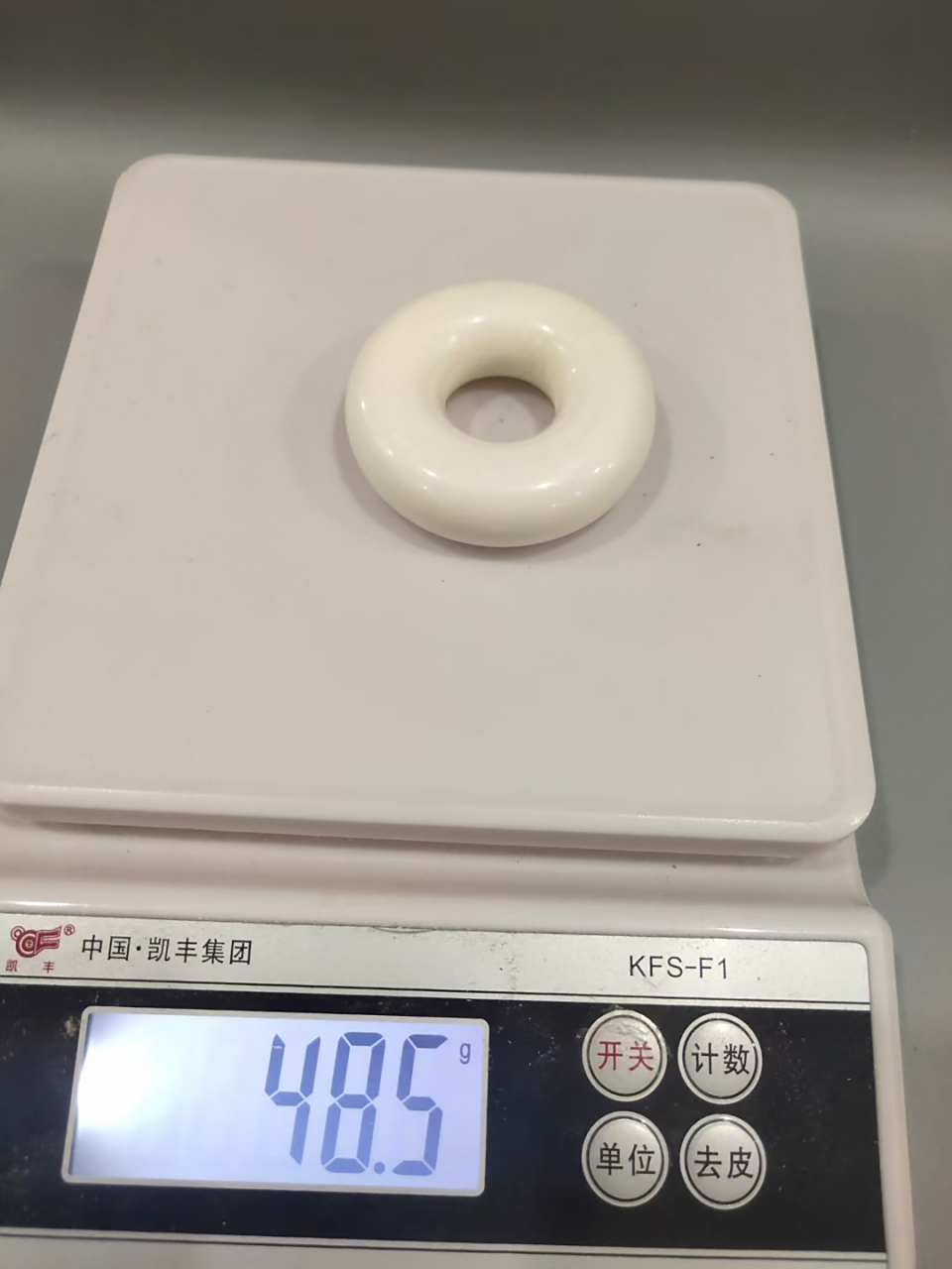 猛犸牙雕刻面包圈的简单介绍 猛犸牙镌刻
面包圈的简单

先容
（猛犸牙面包圈的吊坠图片） 雕刻