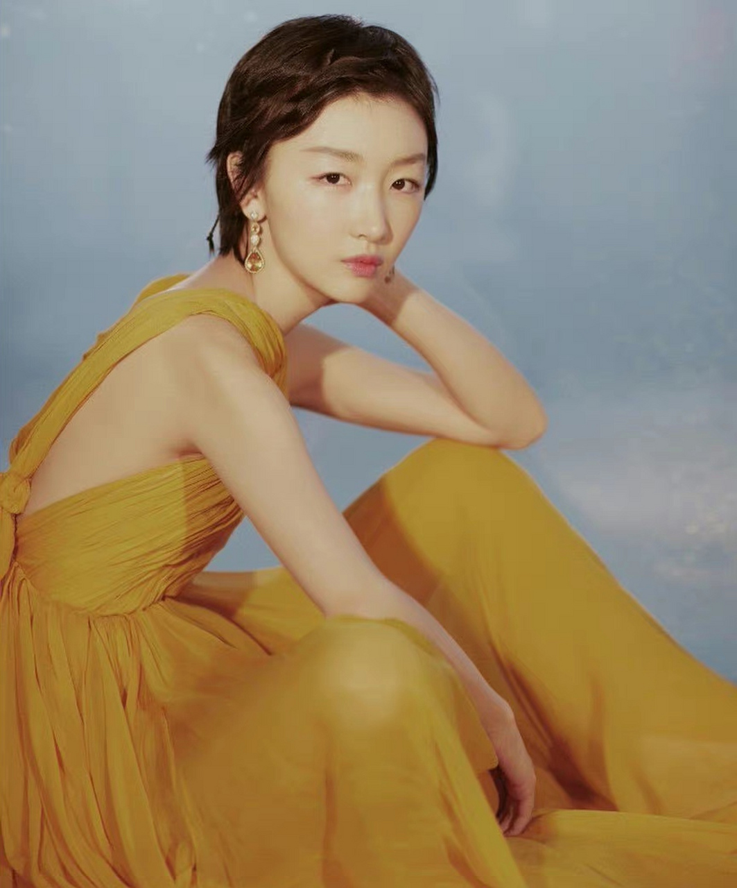 周冬雨# 一袭黄色连衣裙,肤白貌美的容颜,清纯甜美,青春明媚,端庄