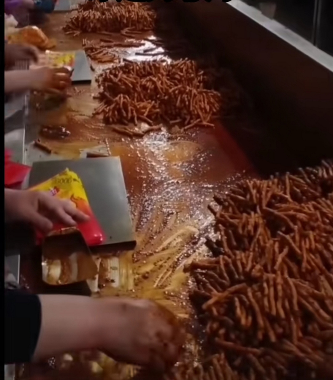 喜欢吃辣条的看看,有没有被恶心到[惊哭][惊哭]