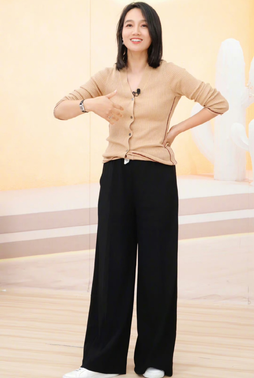 朱丹分享工作照,瘦下来穿衣服也好看了,她的审美一向很知性,在镜头前