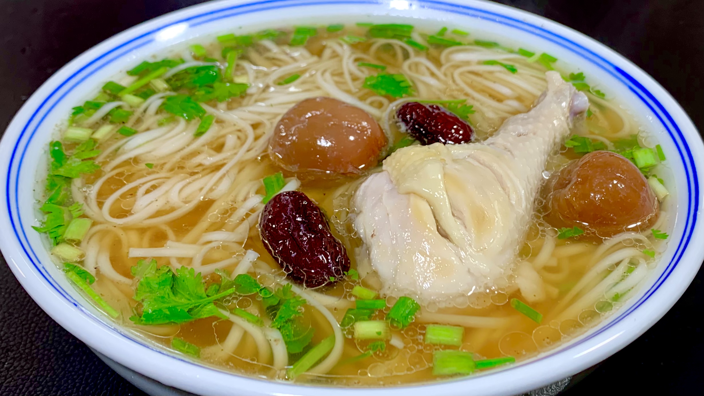 四十年面馆老板教你“鸡腿清汤面”正确做法，营养丰富汤甜又好吃