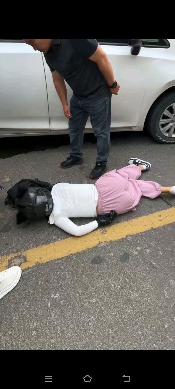 又一位女骑手出现事故, 看私家车被撞击位置,应该是女骑手逆行压弯出