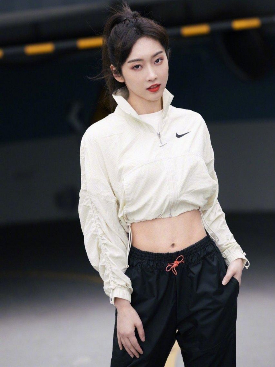 宣璐在舞台上展现了她的舞蹈技巧和美丽身材,她的腰细腿长让人惊叹不