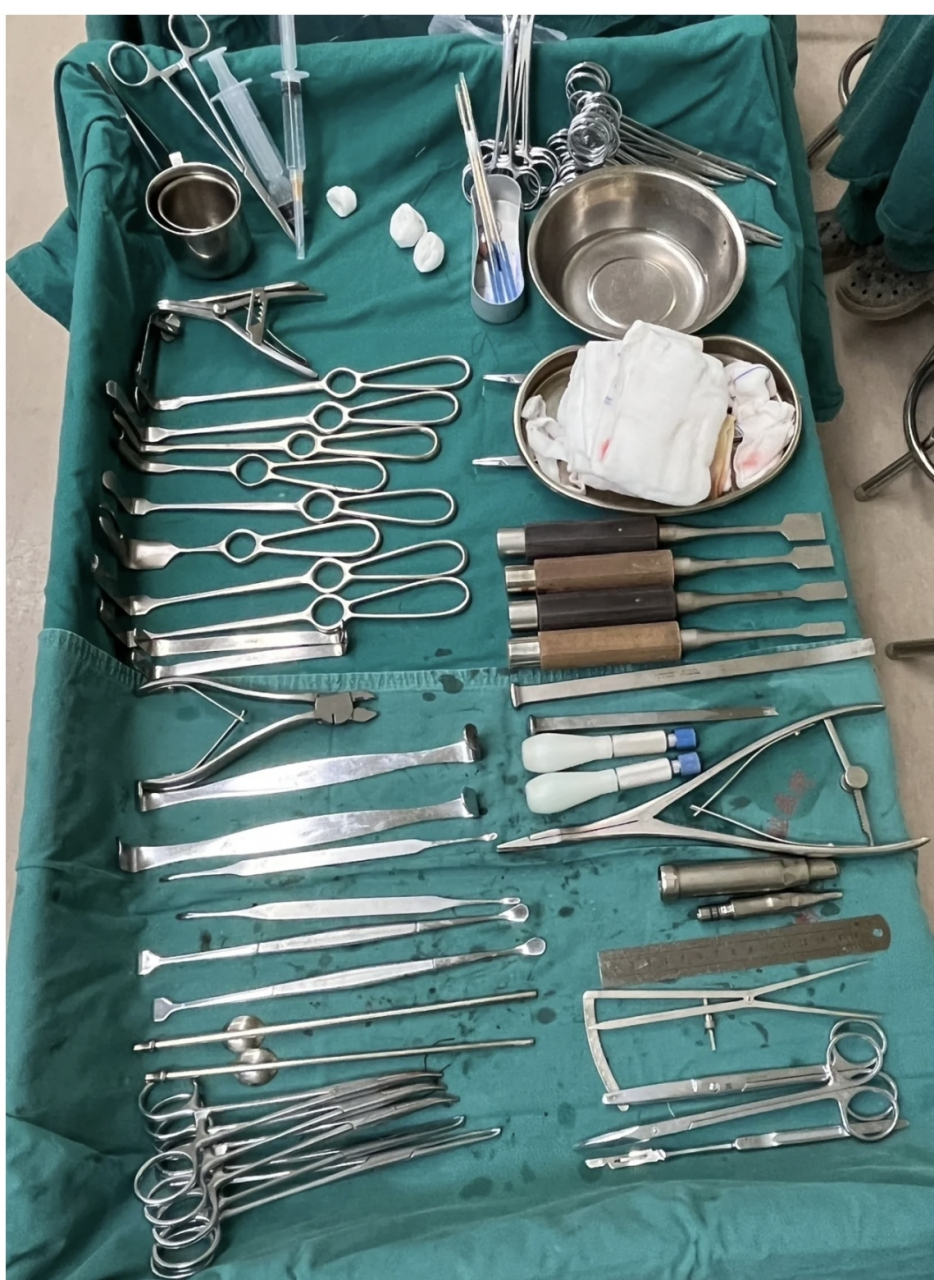 一台手术需要到那么多的手术器械?太可怕了!以后不敢随便生病了!