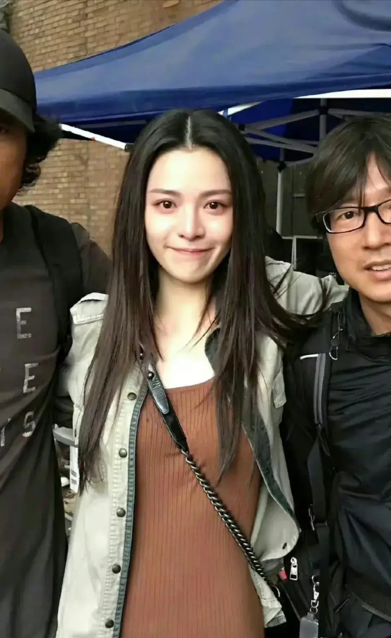 没整容之前的钟楚曦  以前的她胶原蛋白满满呀,立体度也很够想不明白