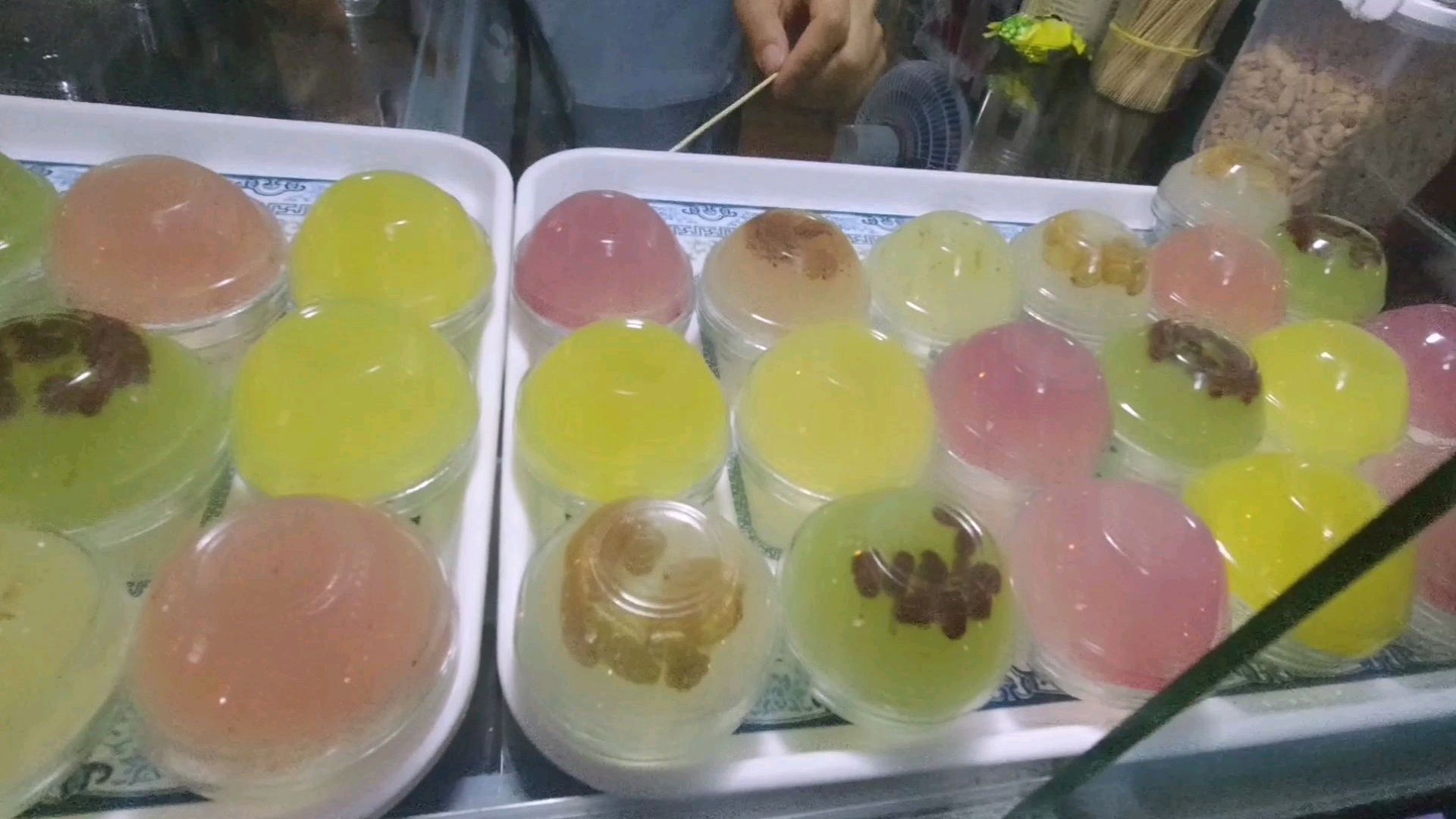 水晶钵仔糕吃过没?残疾小哥带你试吃南宁小镇夜市上的路边小吃!