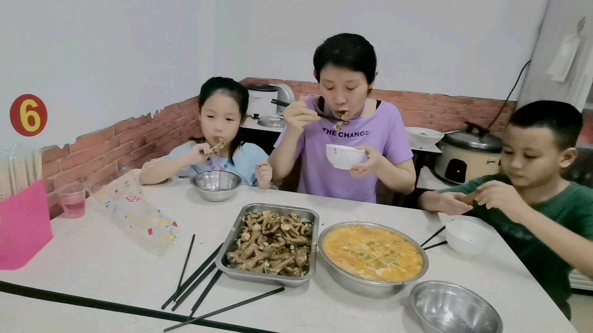 鸡脚配番茄鸡蛋蘑菇汤越吃越好吃