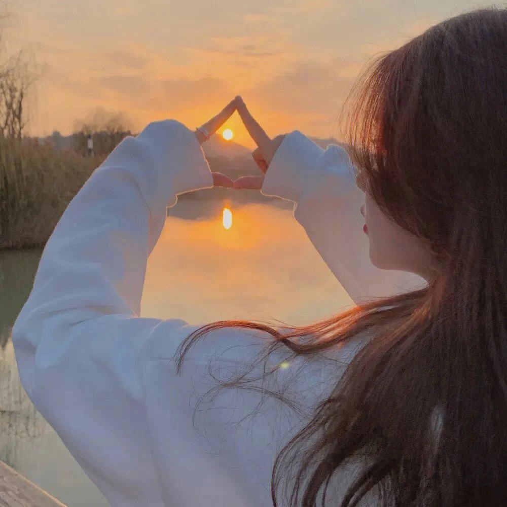 怀孕生孩子坐月子一概不管抓太阳微信女头像彩虹美女手比爱心背影头像