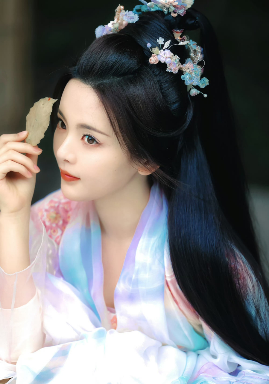 谁谈个恋爱天天亲啊# #杨超越丁禹兮深吻戏# 今天也在为沧海女帝发疯