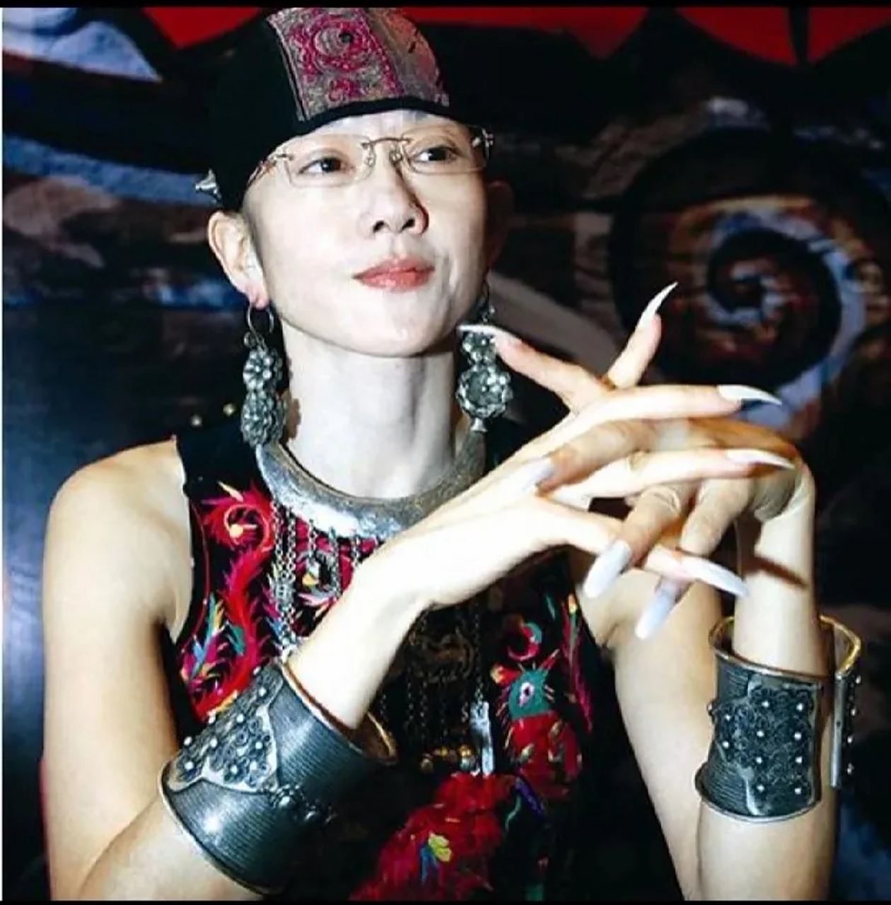 惊爆:著名舞蹈家杨丽萍老师居然雇了个专门负责擦屁股的生活助理.