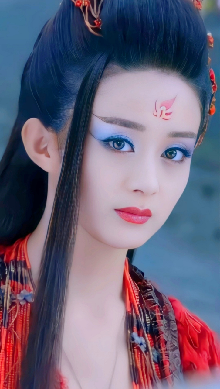 花千骨前期可爱灵气,但却因与白子画的种种而坠入魔道,黑化后的她不但