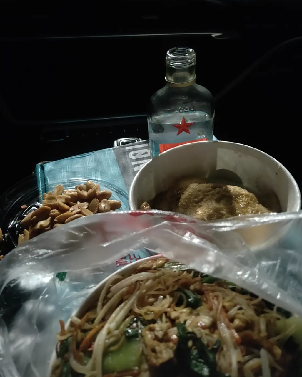 我一个人在浙江宁波打工,没有住的地方,我就在车里住.