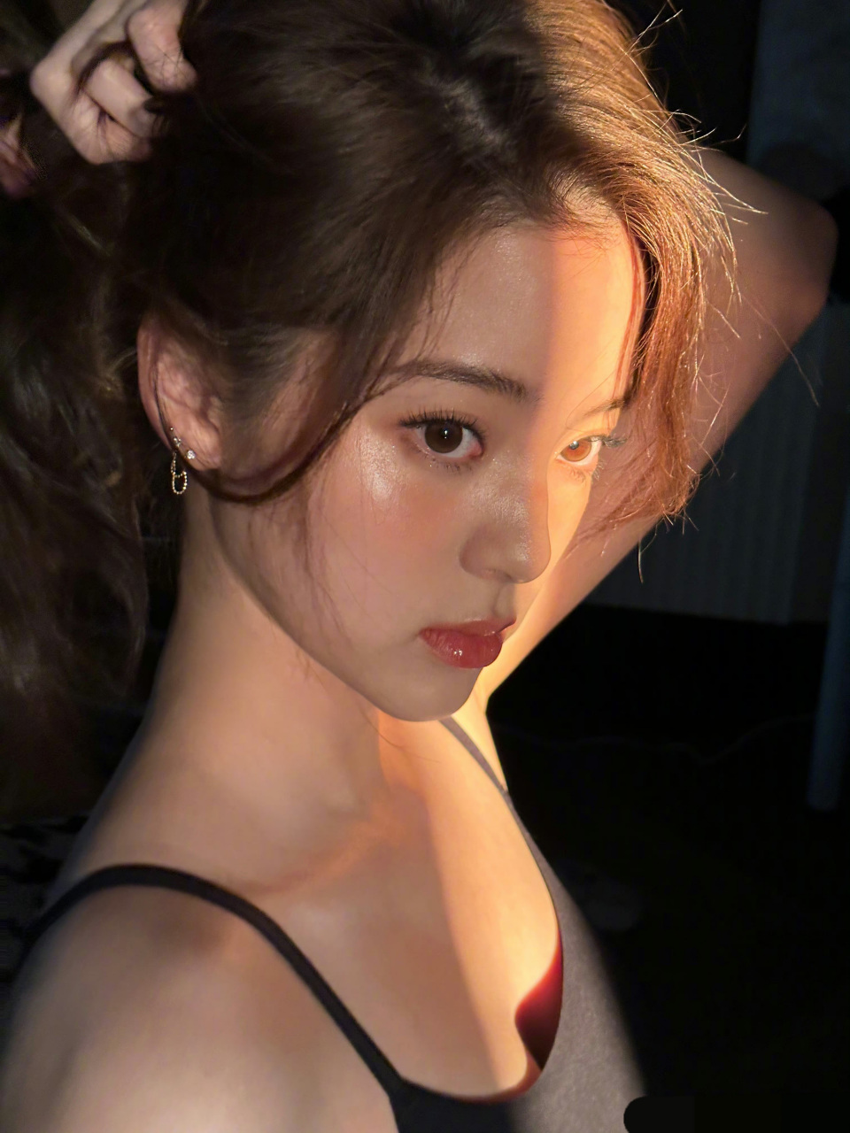欧阳娜娜黑色抹胸吊带裙,魅力全开,黑色抹胸长裙,优雅高贵.