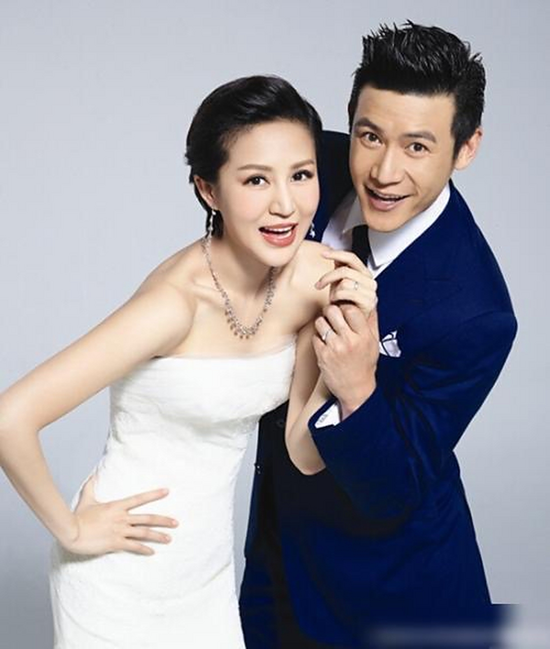 两人是大学同班同学,陆毅追得鲍蕾,从校园到婚纱,两人相爱26年.