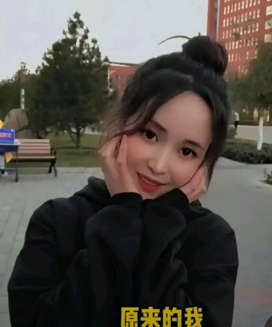 近日,甘肃定西一名22岁的女孩,面对自己的容颜,感慨万千,听到有人说她