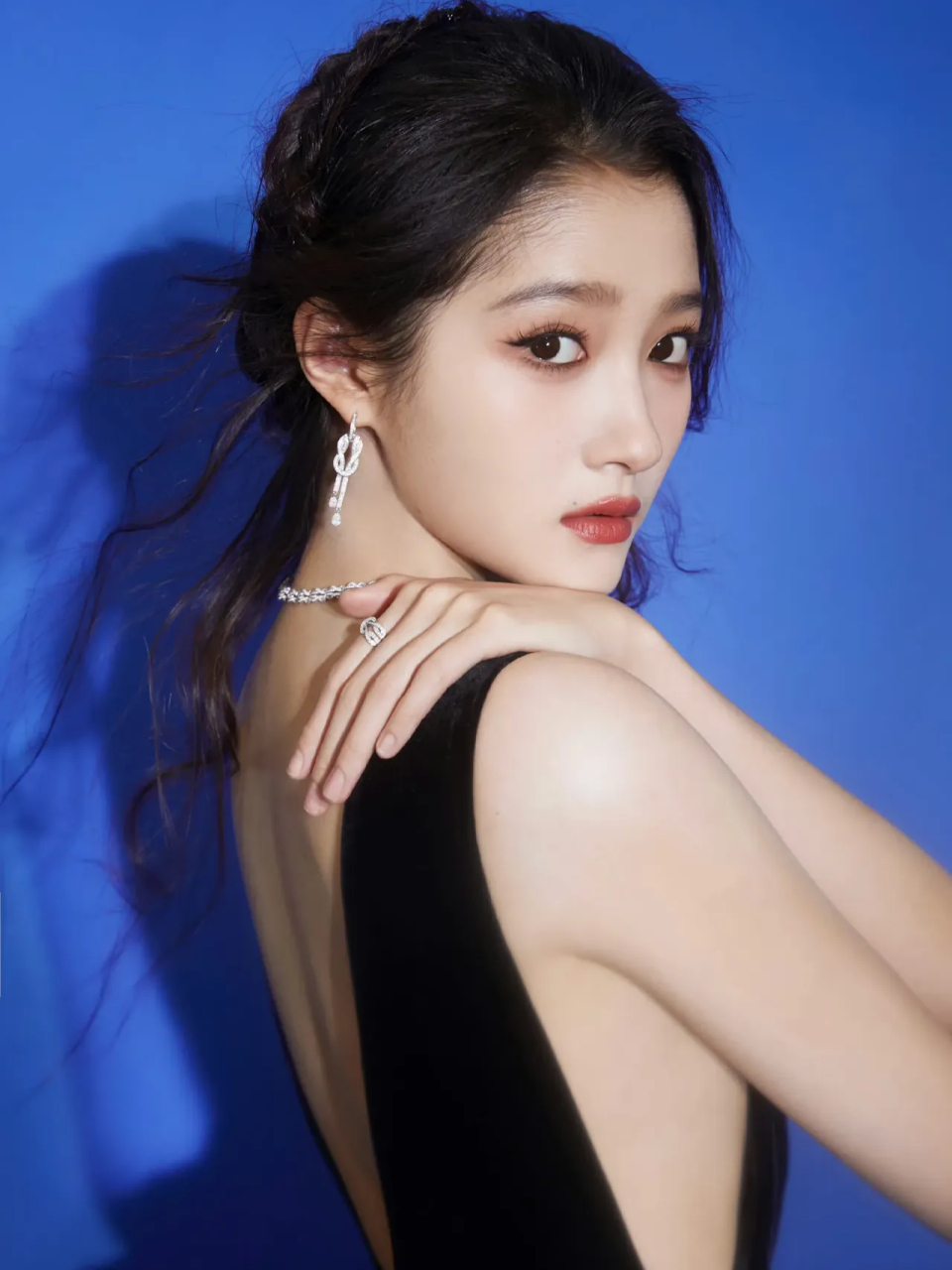 关晓彤身着开叉刺绣裙,拍摄唯美写真,展现出优雅气质.