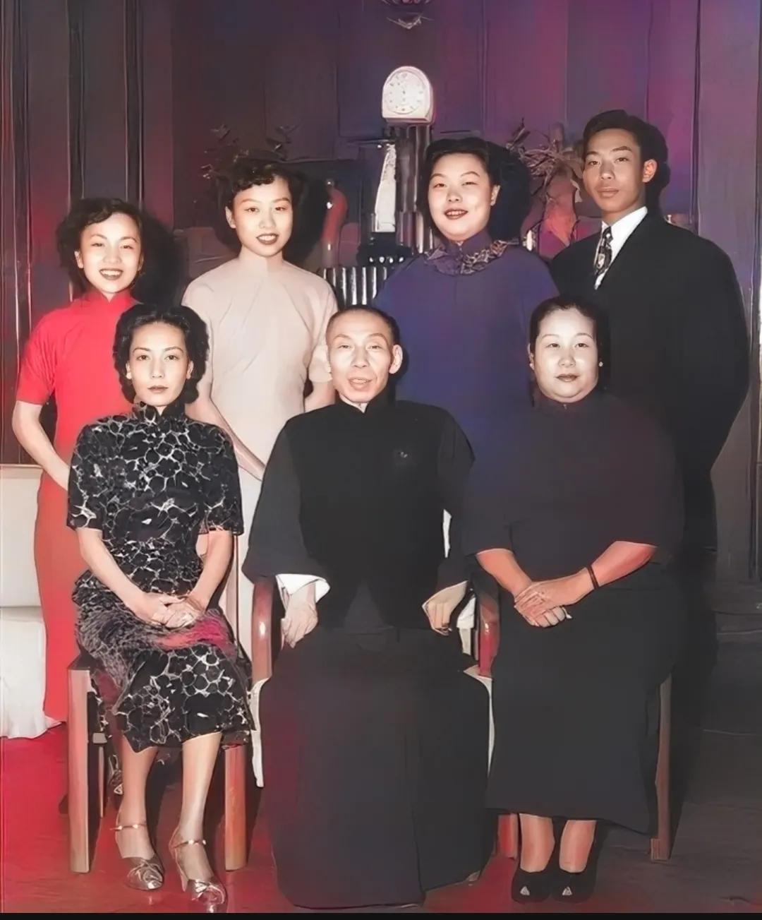 1951年,落魄的杜月笙,一张罕见的合影,此时已经油尽灯枯!