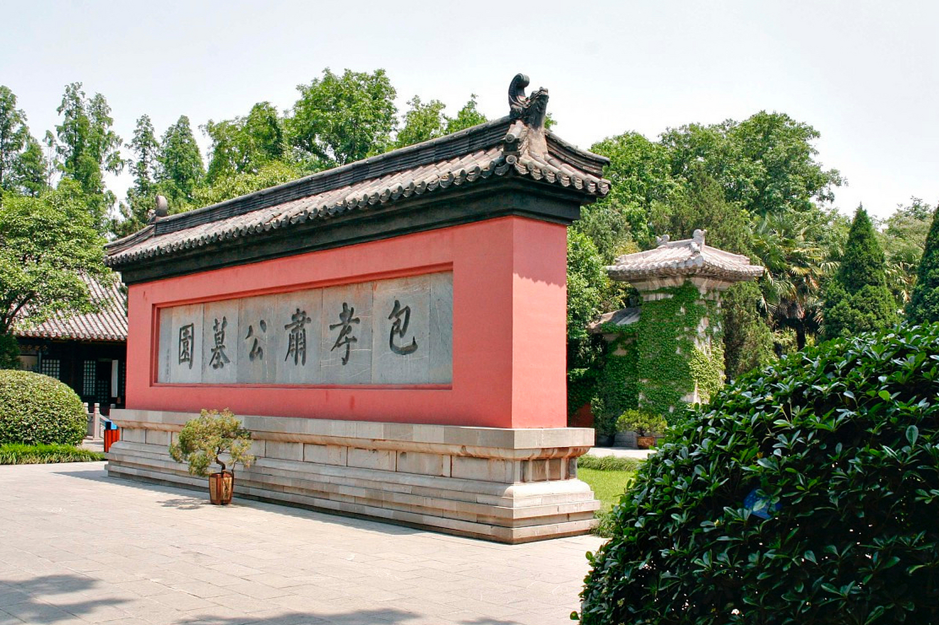 安徽合肥包公祠是一座历史悠久的古建筑,位于安徽省合肥市庐阳区,建于