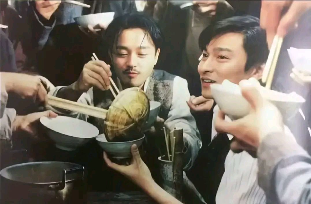 罕见照,赌王坐张国荣旁边,李小龙给女星当私人保镖,邓丽君游泳