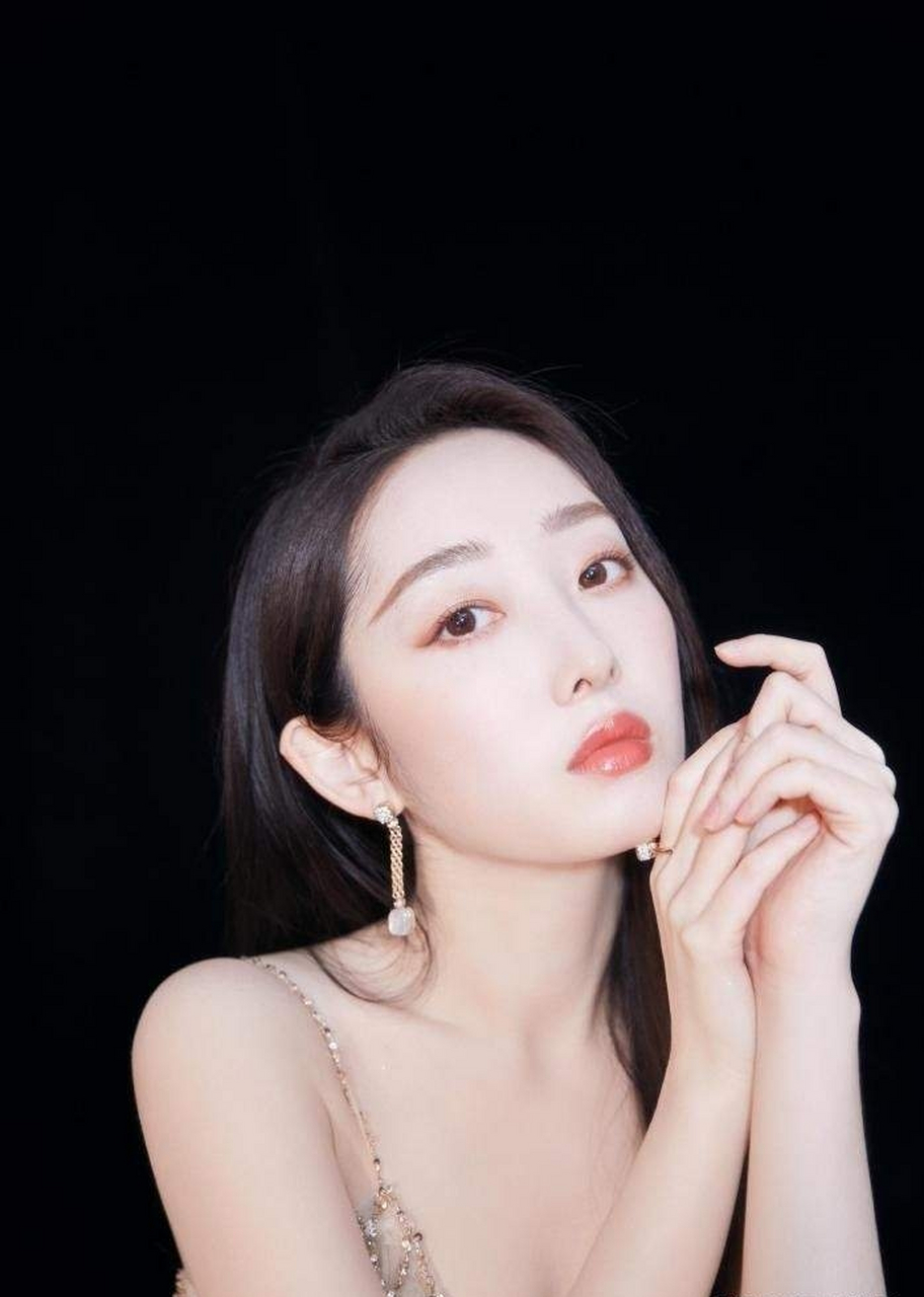 蒋梦婕不愧为"行走的打光板",有颜值有身材的她,如今34岁的她,依然