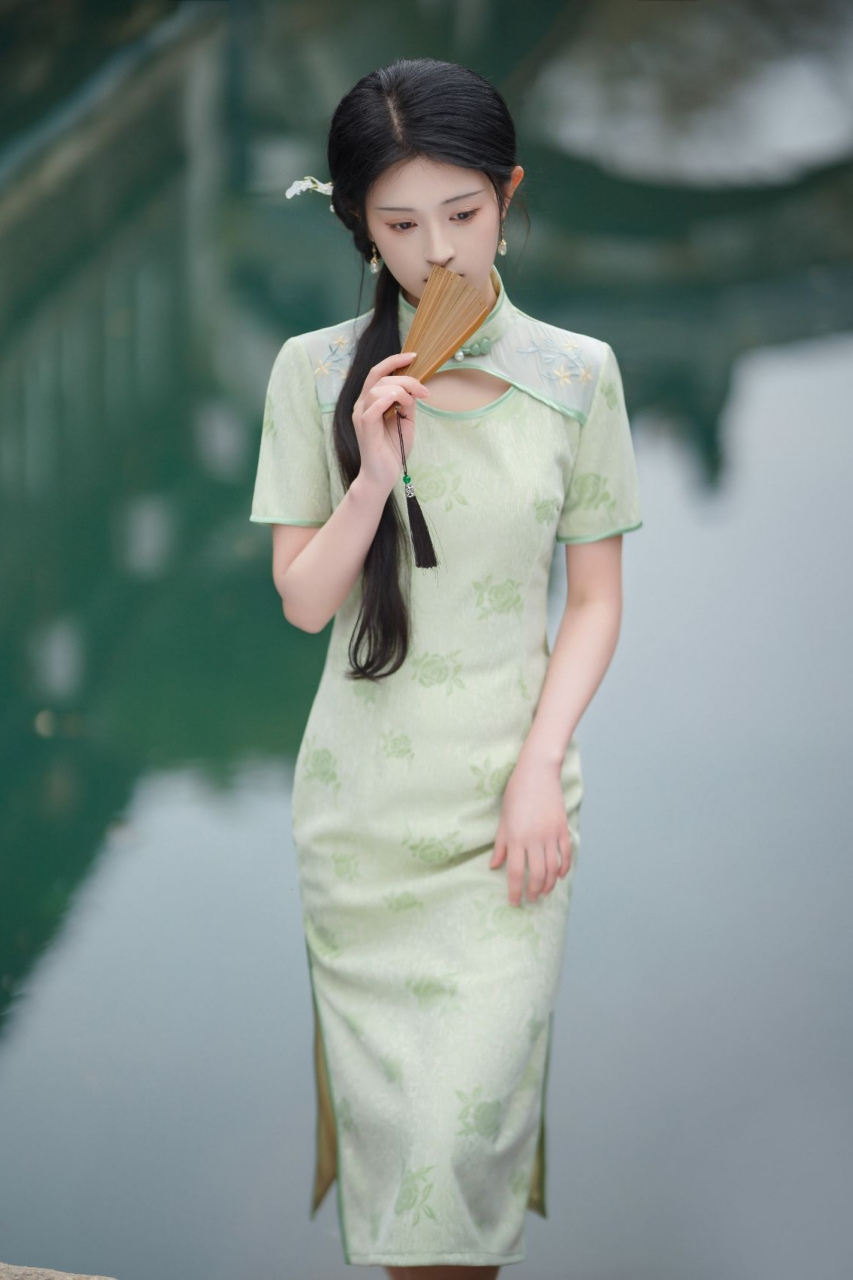 俏江南美女,湖边新中式旗袍穿搭#动态创作月