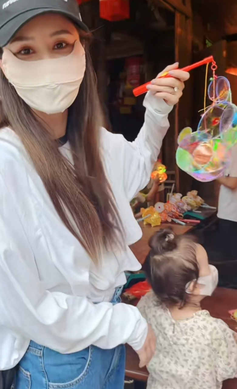 张馨月一家三口现身乌镇,林峯让孩子坐他肩膀上尽显父爱.