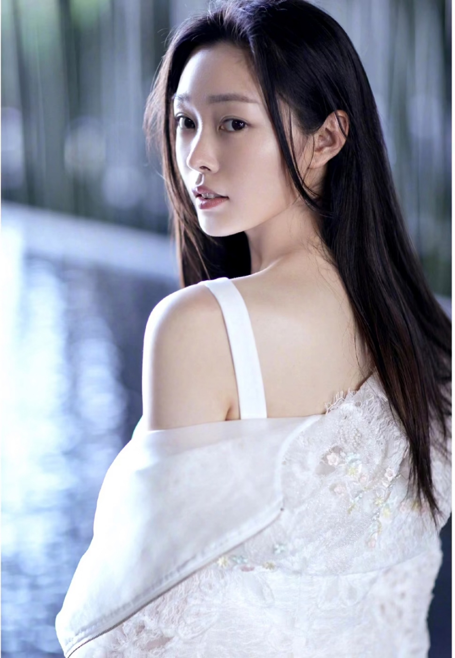 宋轶素颜很抗打,穿吊带裙在海边度假,皮肤状态超好的