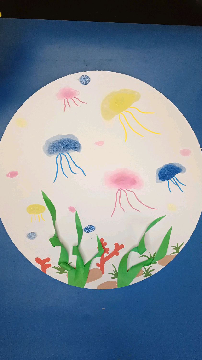 用水 洗洁精 颜料,搅啊搅啊,搅出丰富的泡泡,就能画出多彩的水母,好玩