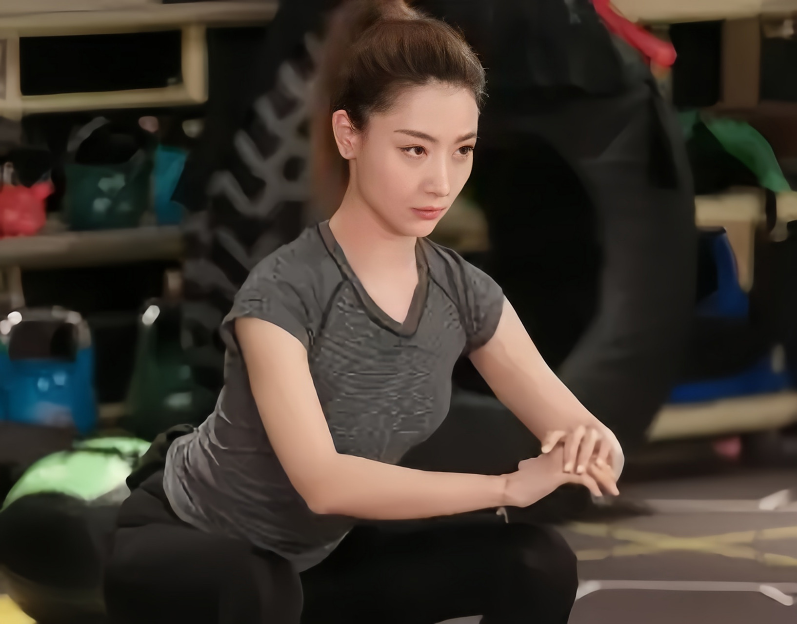 这位34岁的白冰展示出的"性感马甲线"真是令人叹为观止,看到这些照片