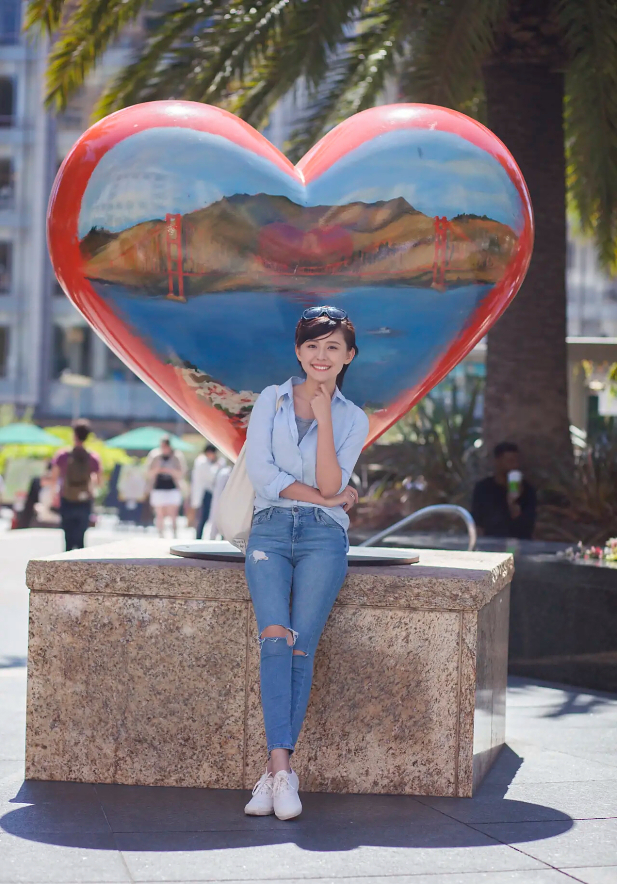 明星热依扎穿蓝衬衣牛仔裤街拍,好身材太让人羡慕