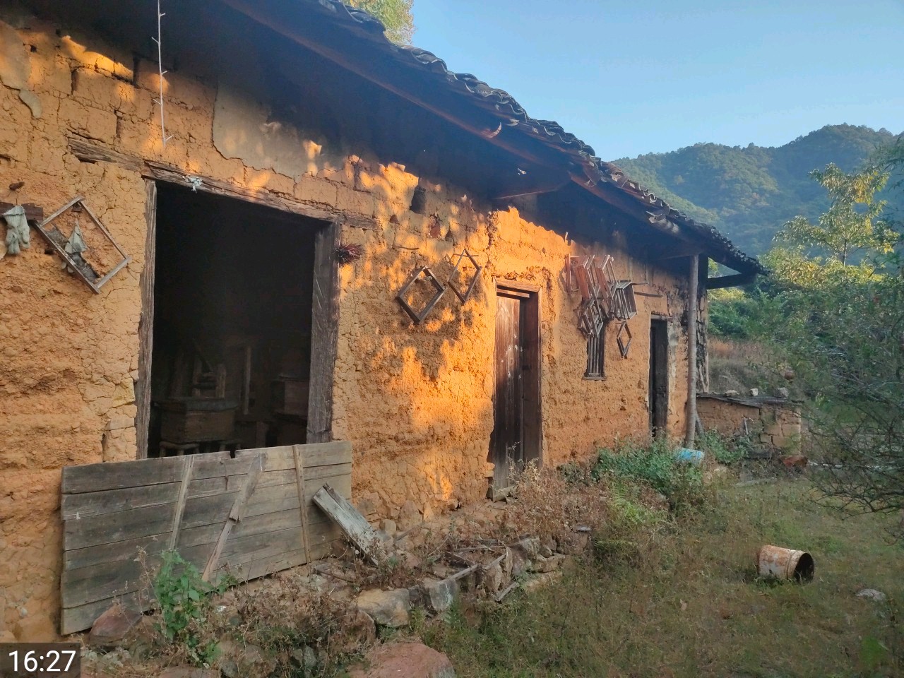 廣東梅州蕉嶺縣文福鎮的一個山區無人村,時間彷彿停留在了2012年