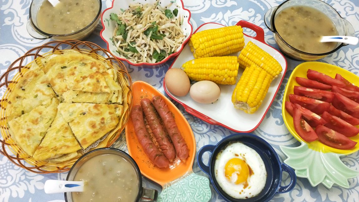 老美早餐做葱花饼绿豆小米粥,再配个小凉菜,一天能量满满