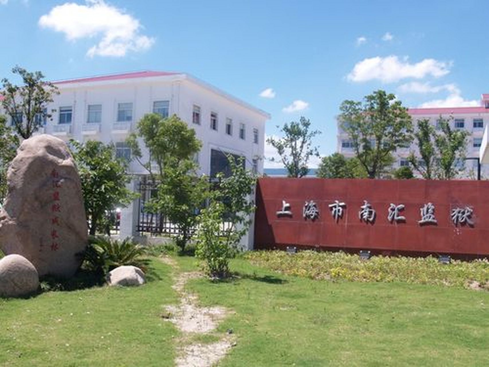 孩子上的山东政法学院警官学院监狱学,今年毕业了,没有去监狱,走了