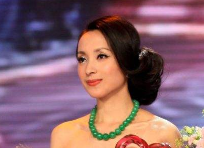 "民歌天后"汤灿归来!镜头前大方爆照,曾经号称翡翠娘娘