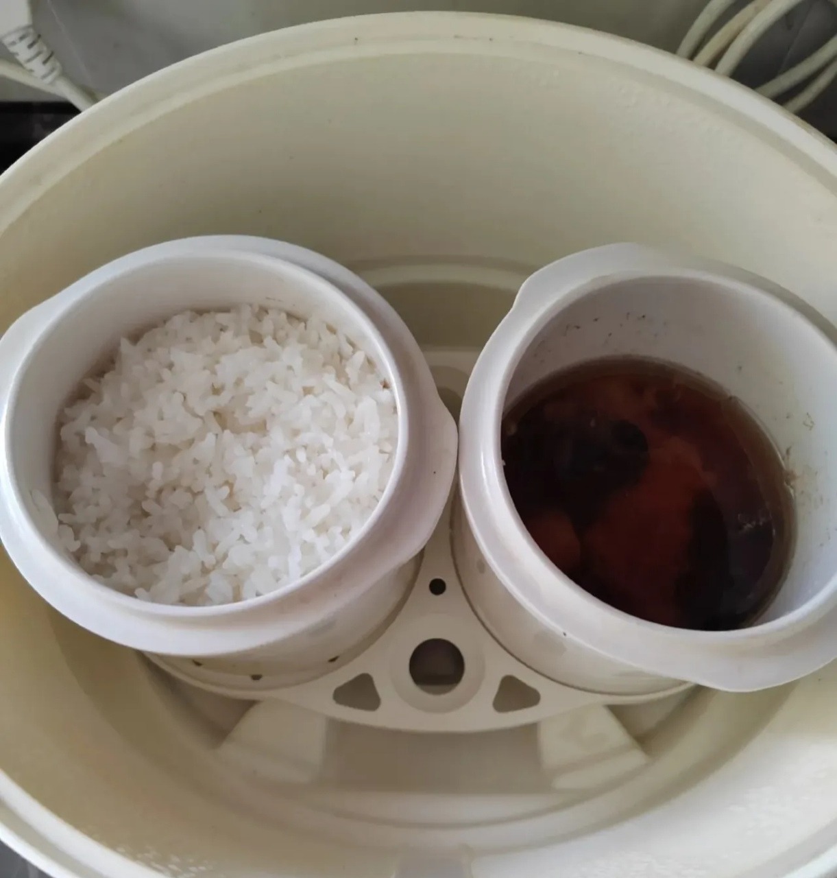 几年前爱人生病住院,妹妹买了个隔水炖锅送来,煮病人的营养汤非常方便