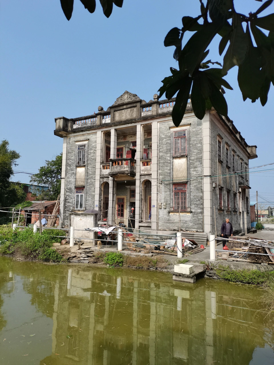 一座典型的民国时期的老房子,距今已有近百年的历史,灰色的砖,质量一